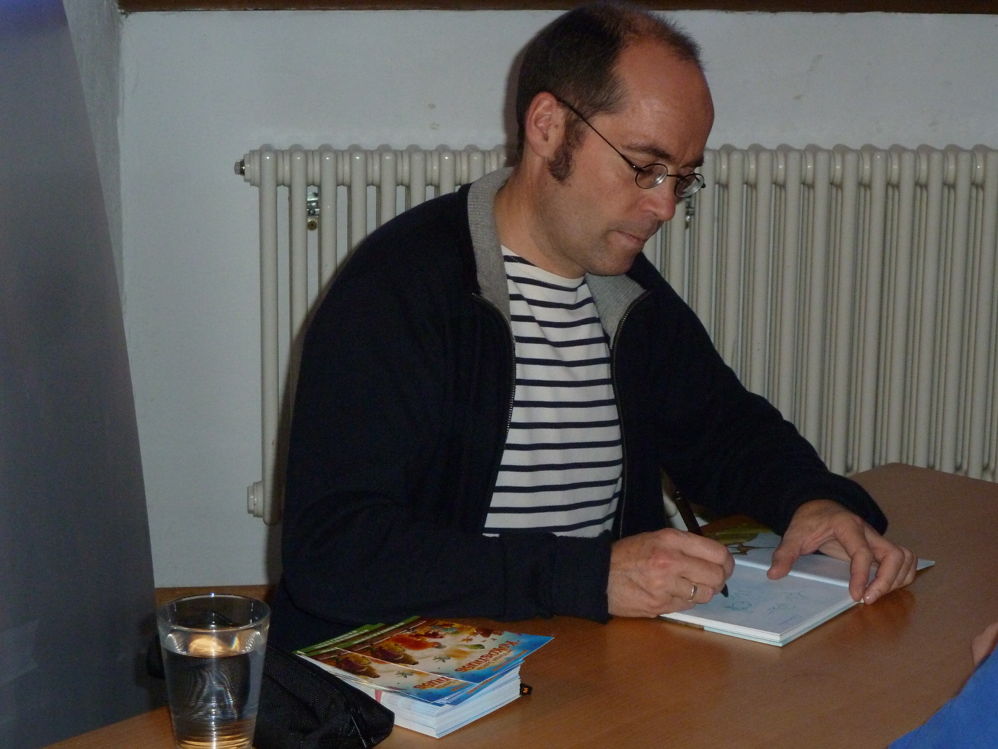 Wenn der Autor ein Buch signiert, dann ist meistens  eine kleine Zeichnung dabei.